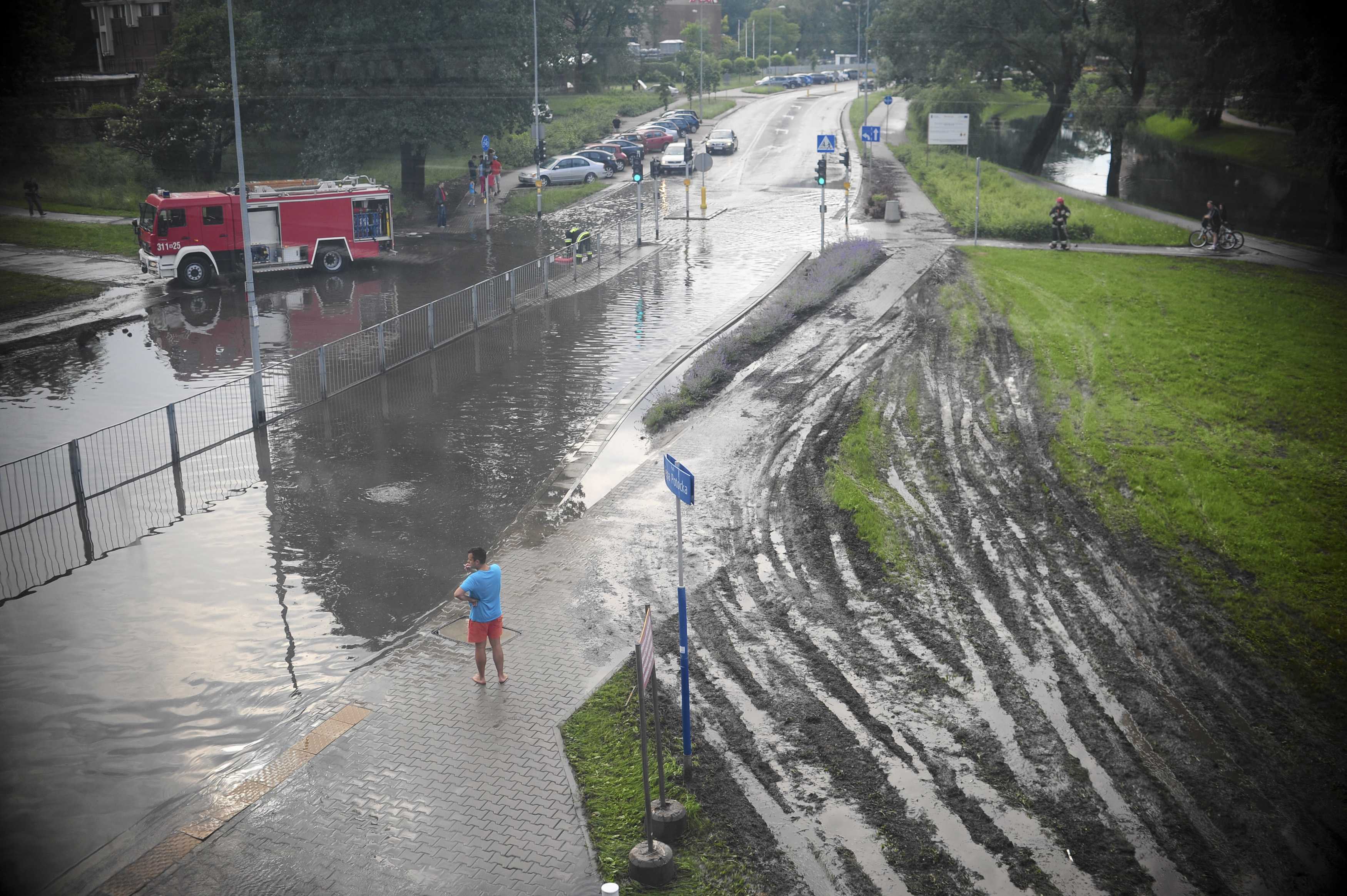 Европейският потоп удари и Меркел, обвиняват я във воден пиар