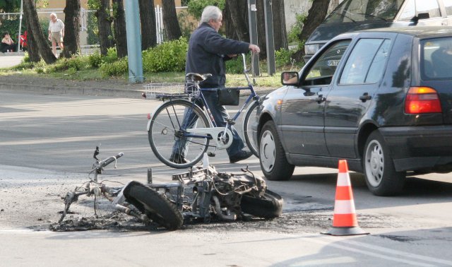 Мотор избухна в пламъци върху покрива на автомобил в Пловдив