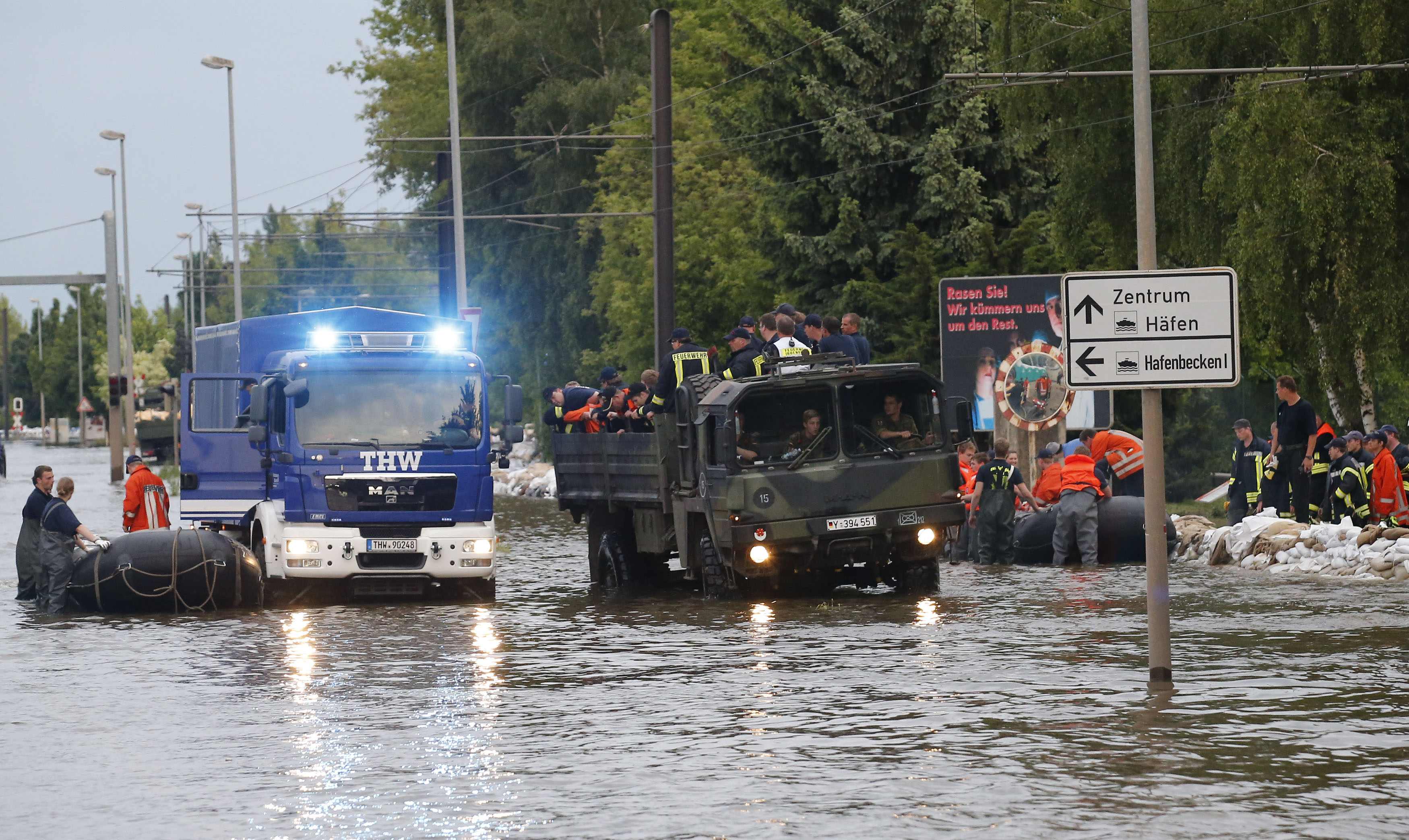 Европейският потоп удари и Меркел, обвиняват я във воден пиар