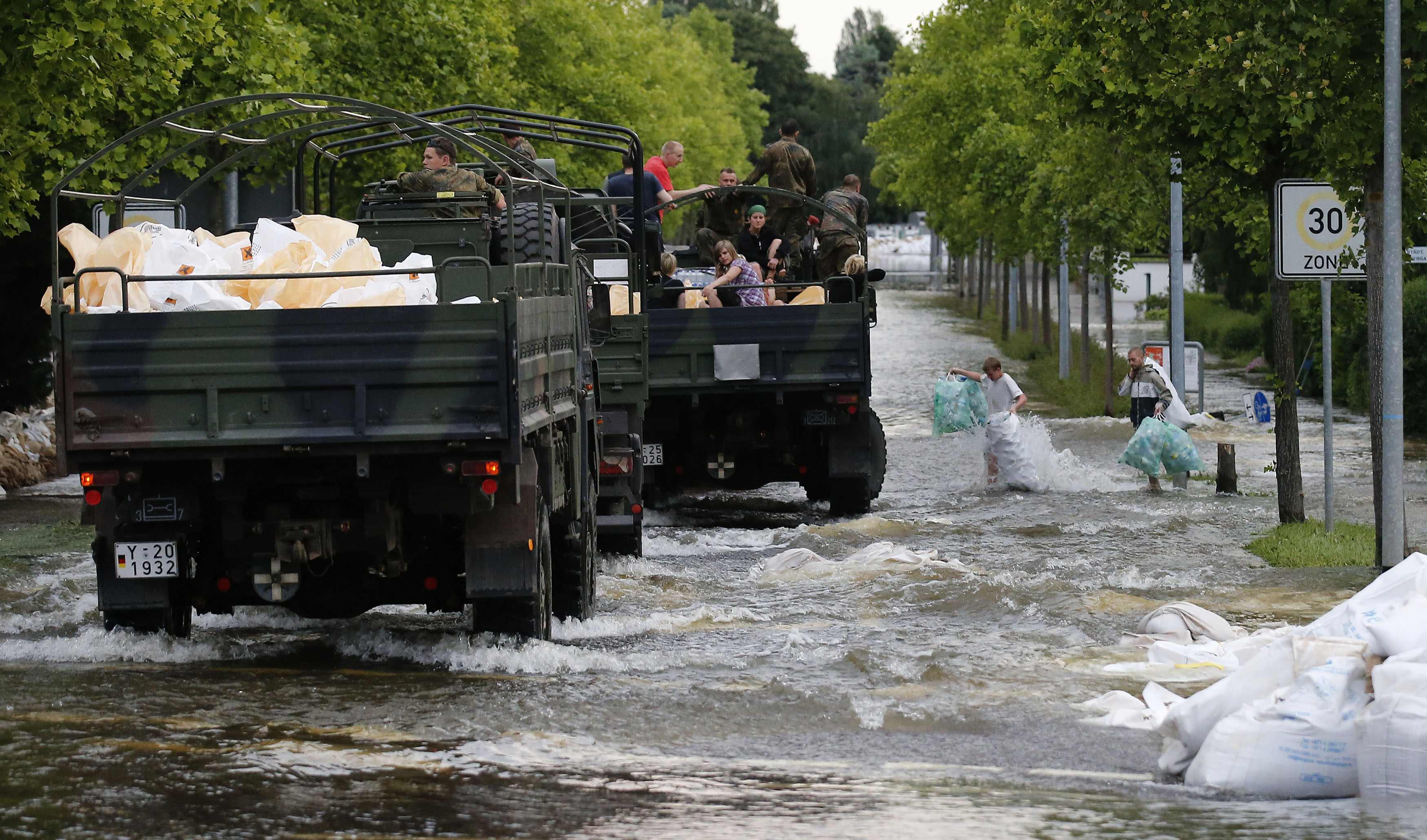 Европейският потоп удари и Меркел, обвиняват я във воден пиар