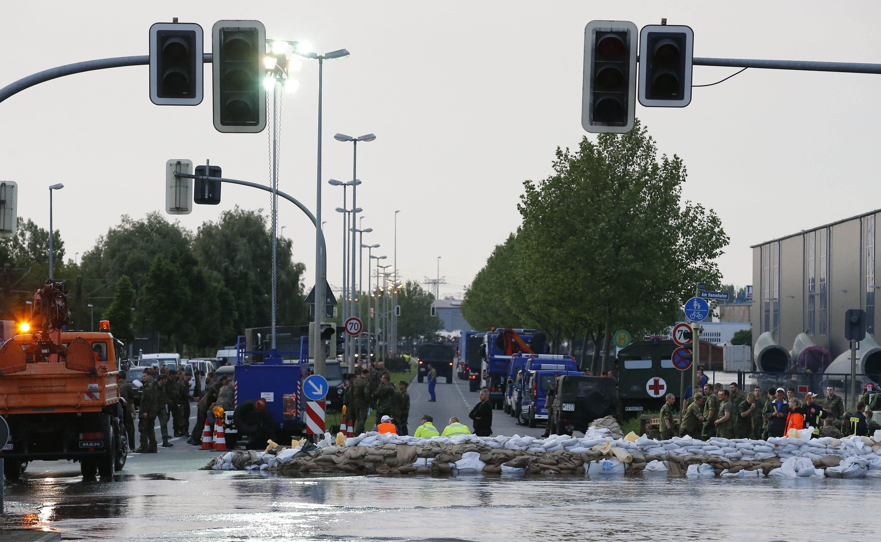 Европейският потоп удари и Меркел, обвиняват я във воден пиар