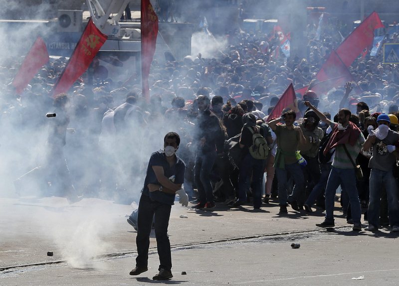 Хиляди протестиращи отново прииждат на площад „Таксим” 