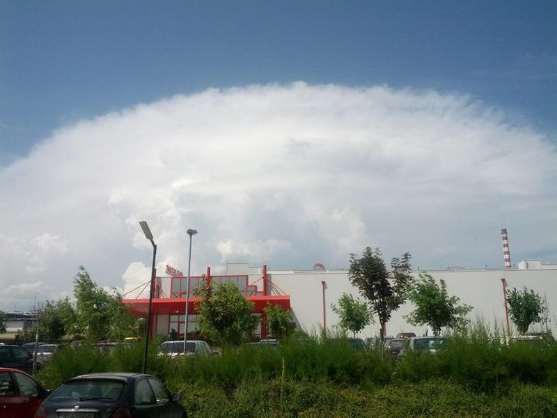 Страховит облак като атомна гъба надвисна над Варна