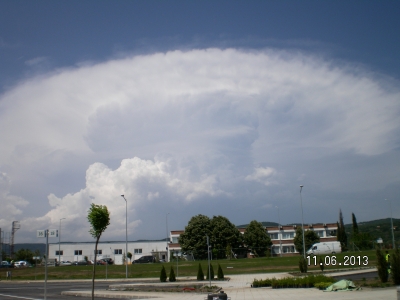 Страховит облак като атомна гъба надвисна над Варна