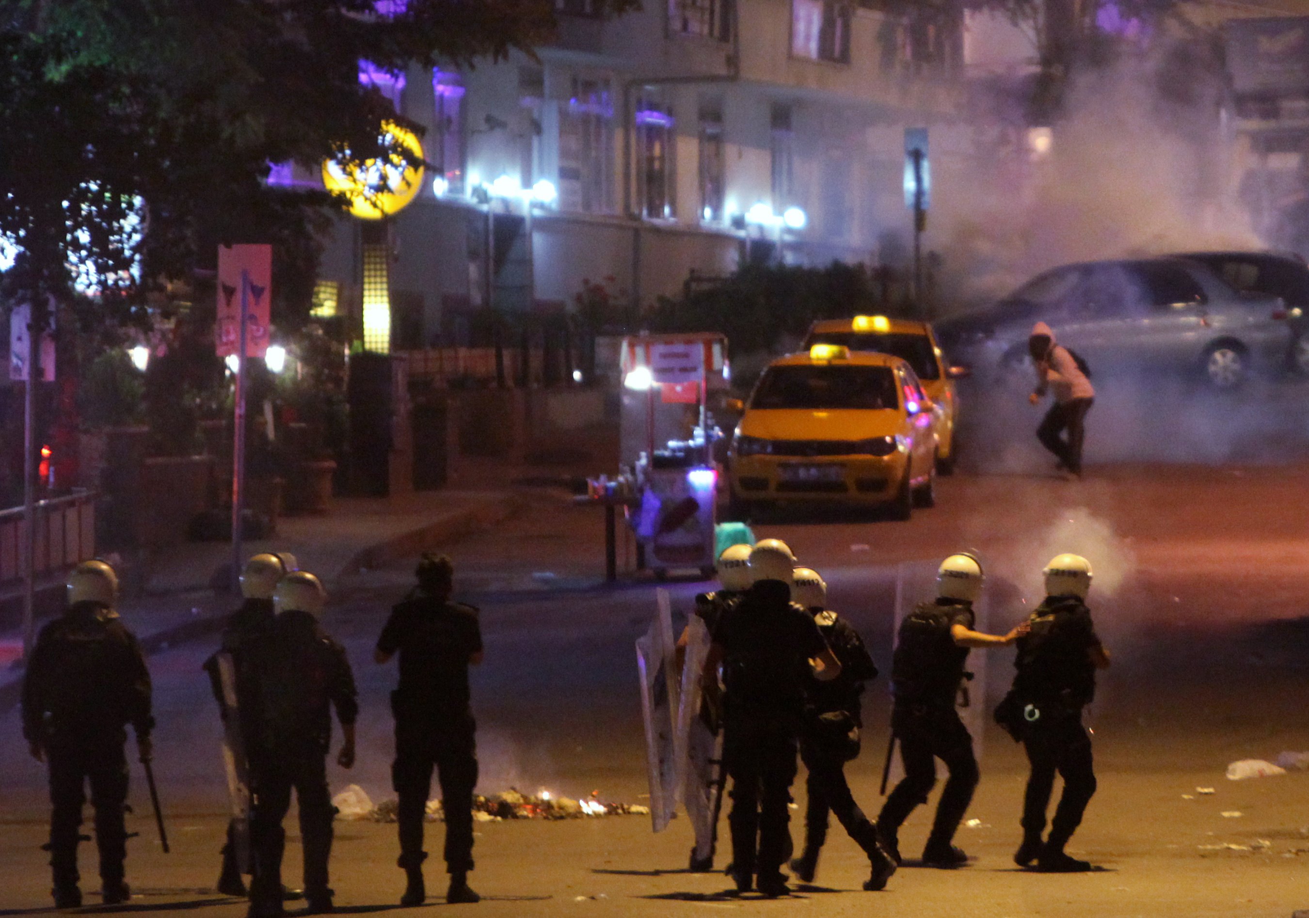 Стотици полицаи с бронирани машини нахлуха на площад &quot;Таксим&quot;