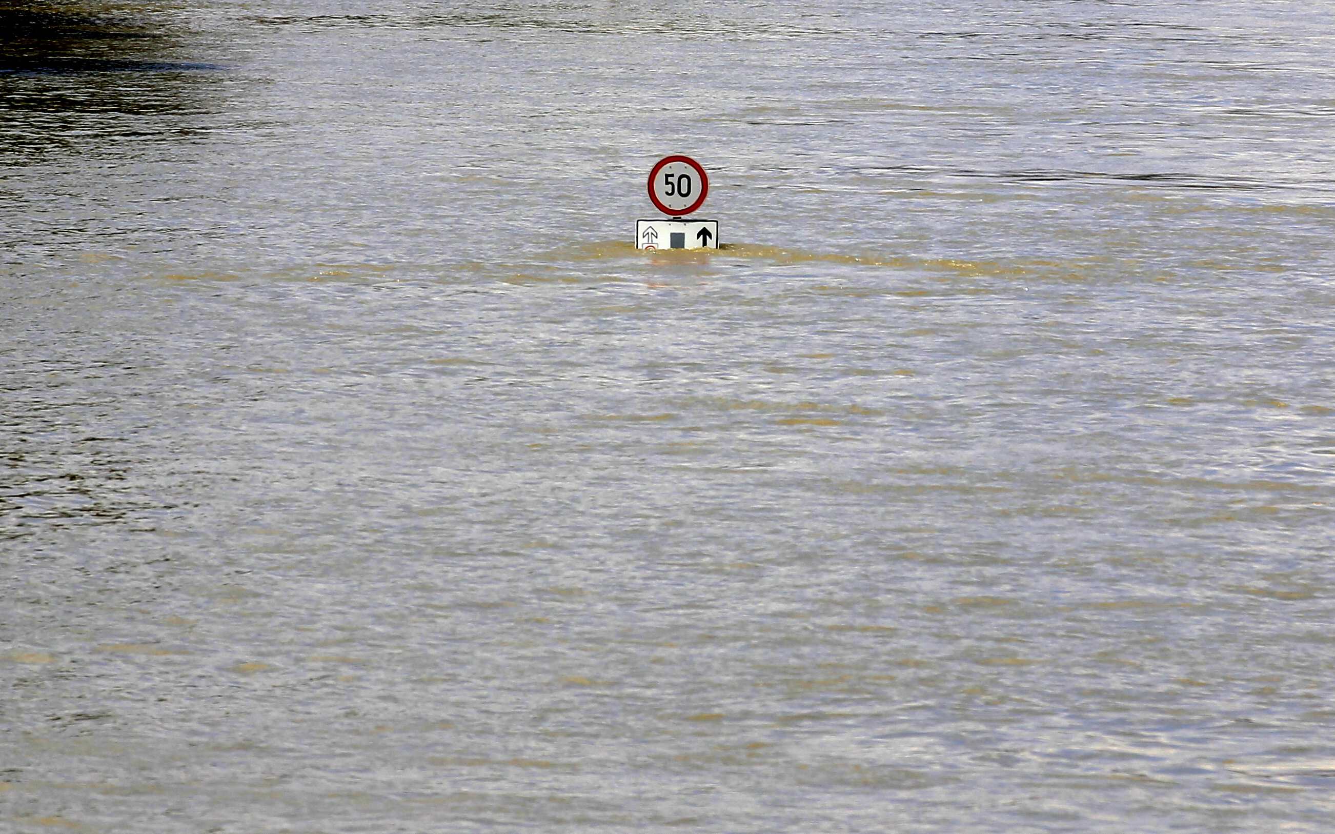 Жена потъна, след като скочи в Дунав за смартфона си