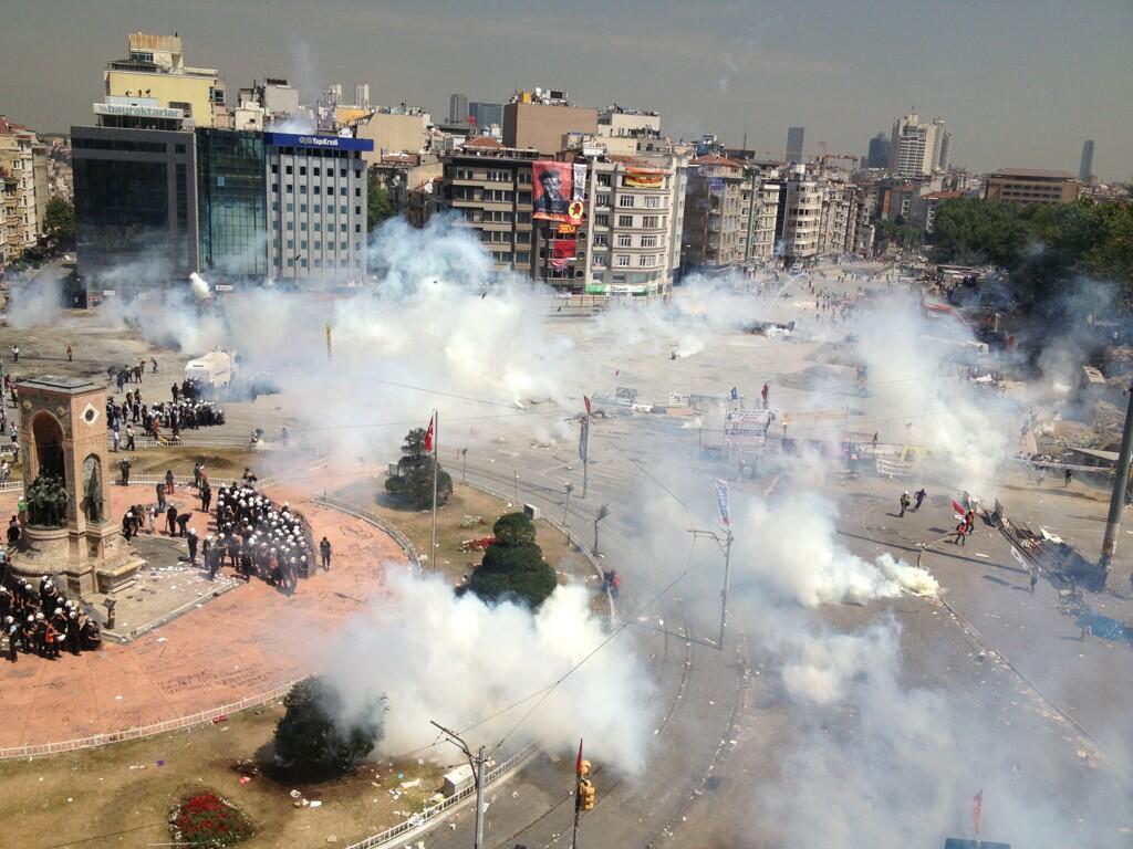 Истанбул е на ръба часове преди срещата на Ердоган с лидерите на протестите (ВИДЕО)