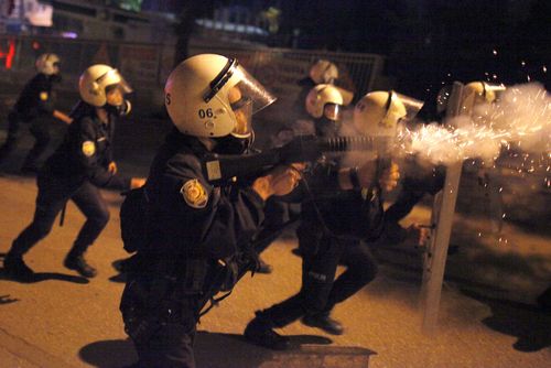 Полицията разпръсна със сълзотворен газ демонстранти в Анкара