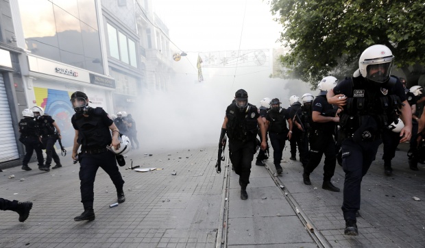 Ердоган заплаши протестиращите с бой