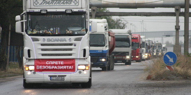 В 14 часа влиза в сила забраната за движение на тежки камиони 