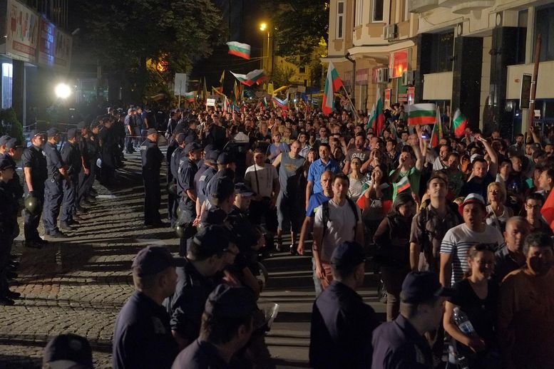 Ройтерс: Българите се надигнаха срещу правителството, което е на власт от две седмици