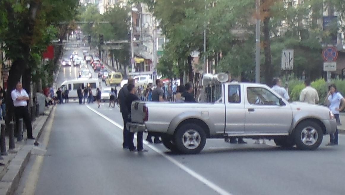 БЛИЦ TV: Волен и гардовете му блокираха ул. “Раковски”