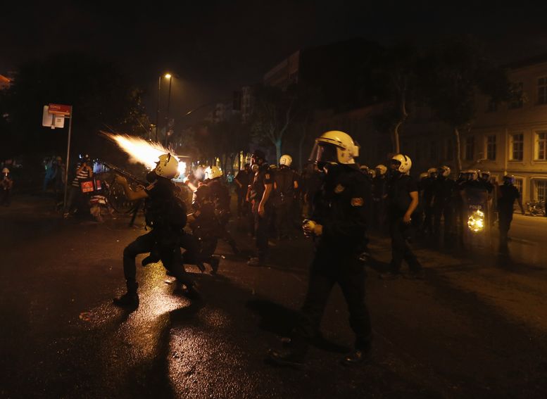 Турската полиция е закопчала над 300 демонстранти в неделя