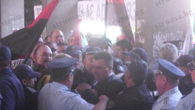 Протестиращи окупираха Областната управа в Благоевград