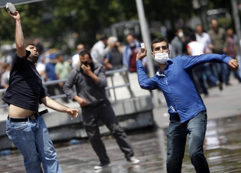 Симпатизанти на Ердоган нападнаха с камъни и дървета опозицията в Истанбул