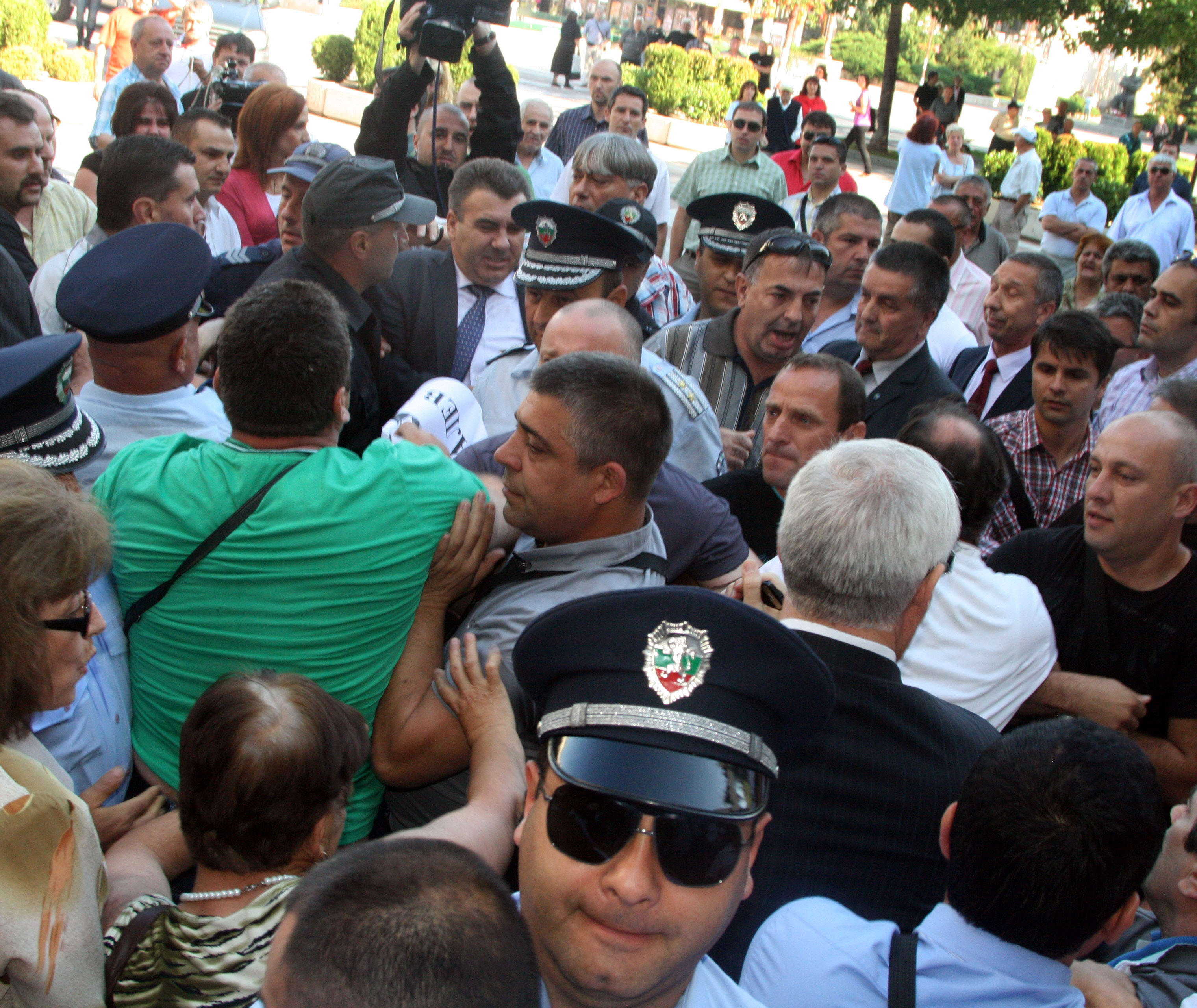Увисналият на вратовръзката на директора на ОД на МВР - Благоевград: Полицейският шеф излезе мъжкар