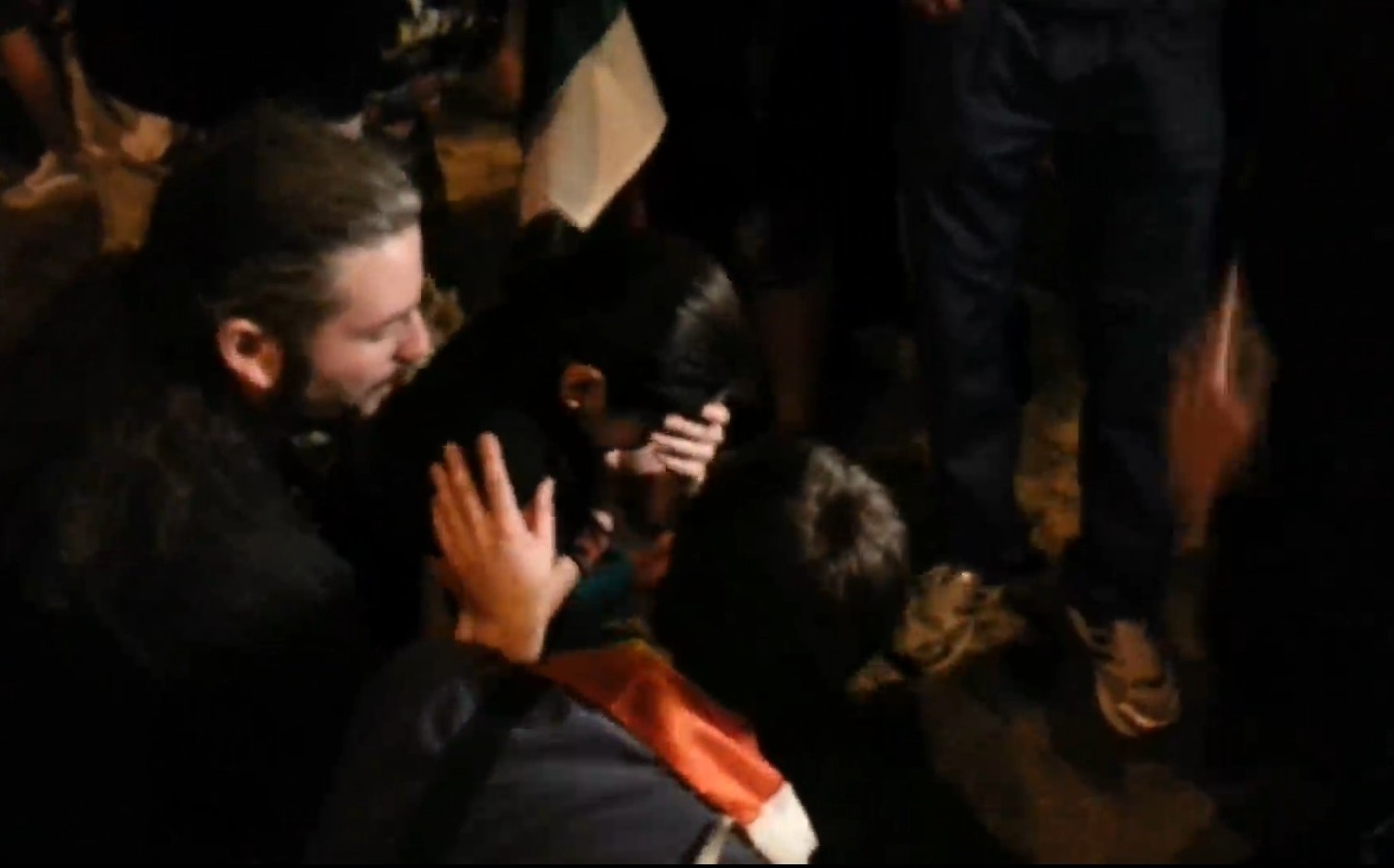 БЛИЦ TV: Камък нацели момиче от протестиращите
