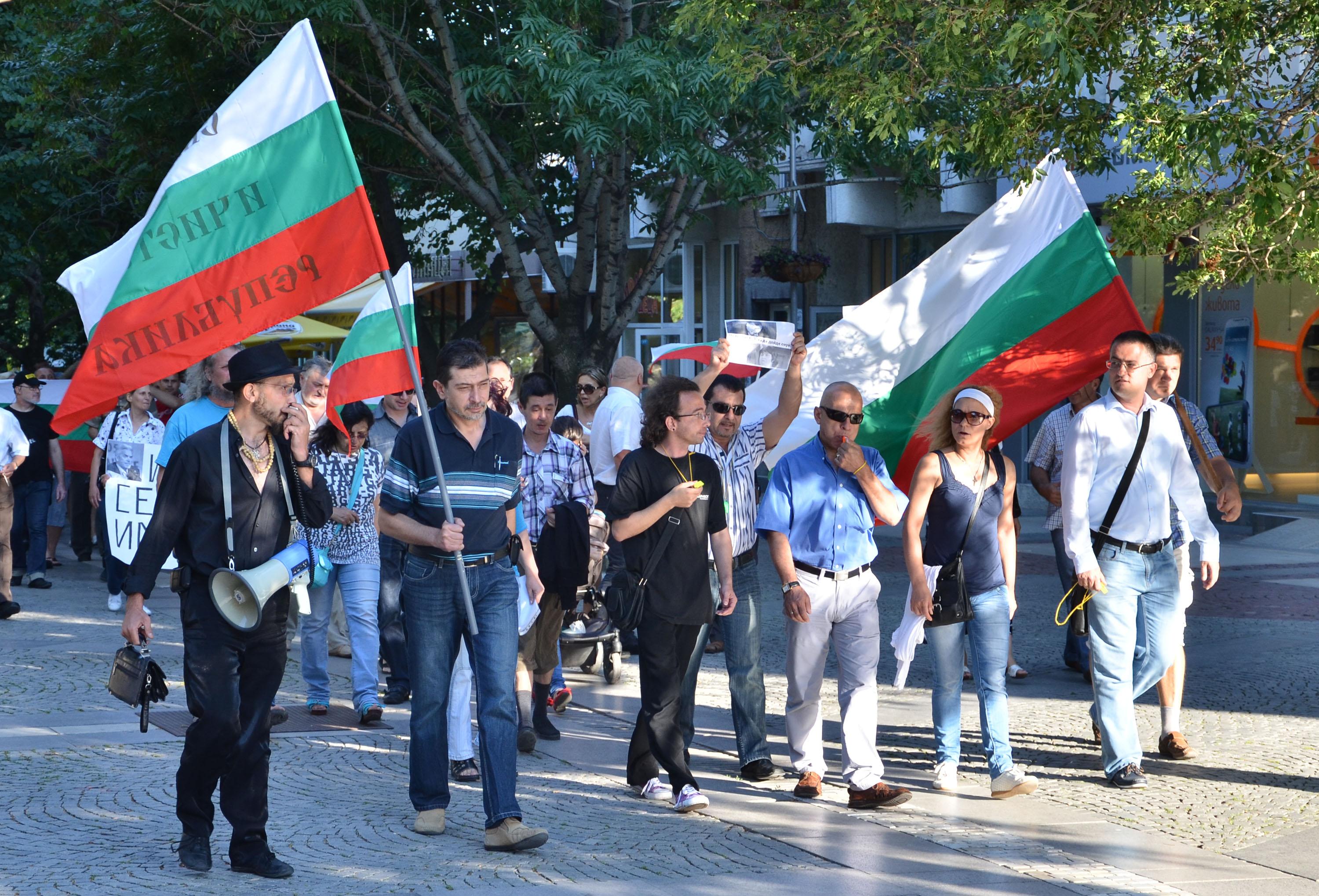 Стотици протестираха в Сливен и Благоевград (ГАЛЕРИЯ НА ПРОТЕСТА)