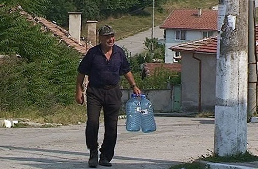 Цяло село пие от водоноски