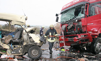 Катастрофа между ТИР и кола задръсти входа на София 