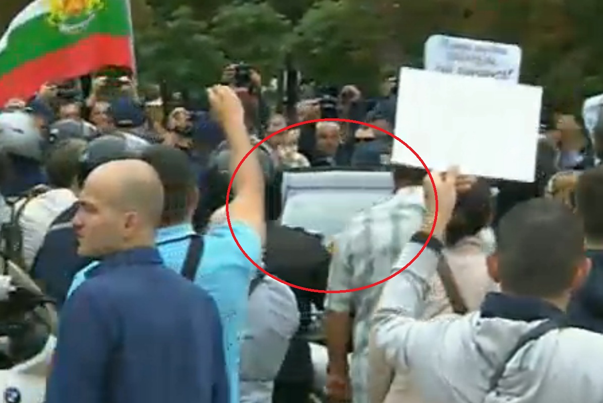 Протестиращи нападнаха колата на Цветлин Йовчев