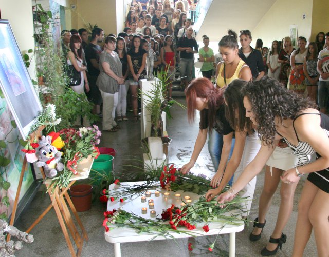 Съучениците на убитата Стефка взеха дипломи и се простиха с нея