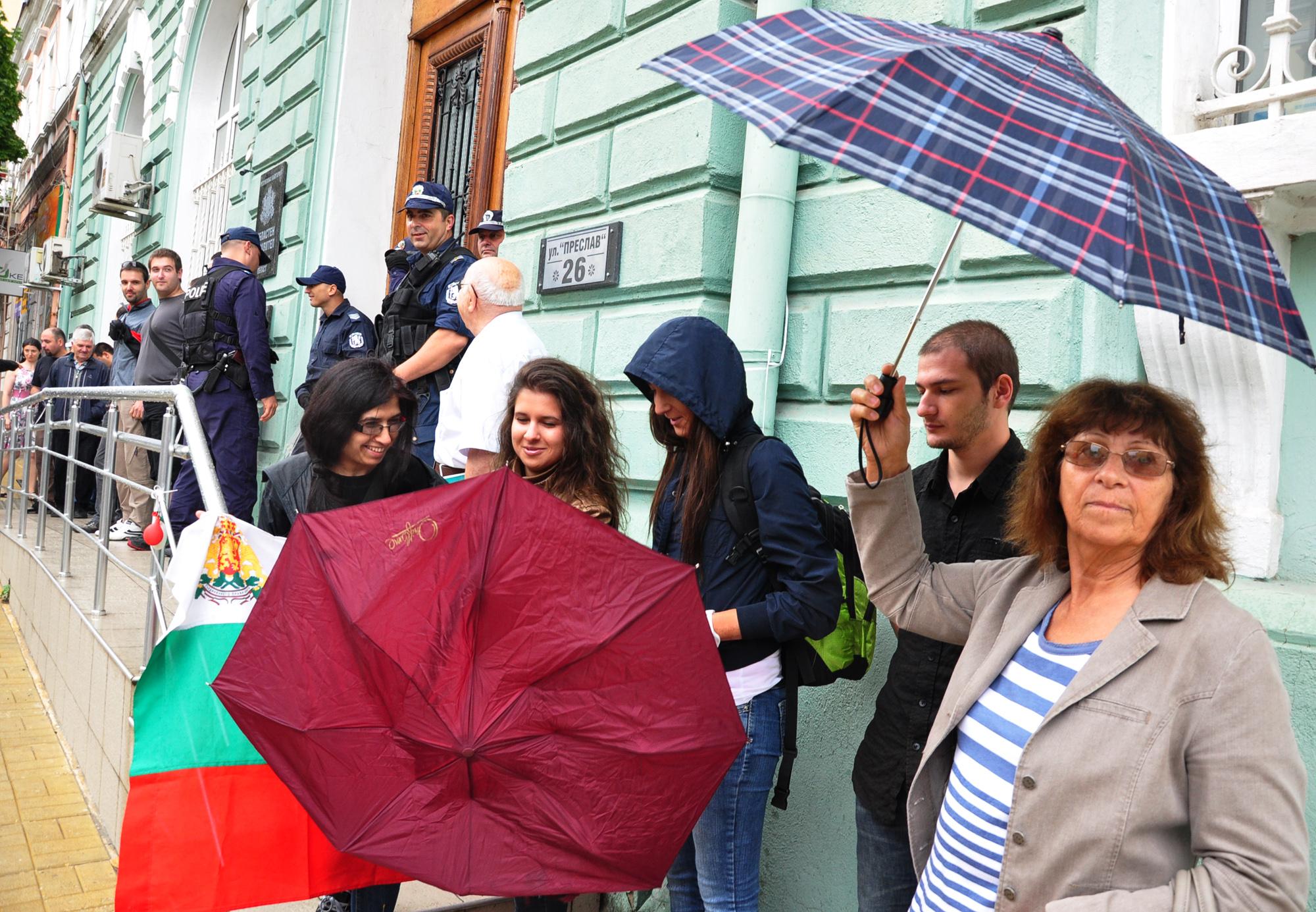 30 души завардиха Областната управа във Варна (СНИМКИ) 