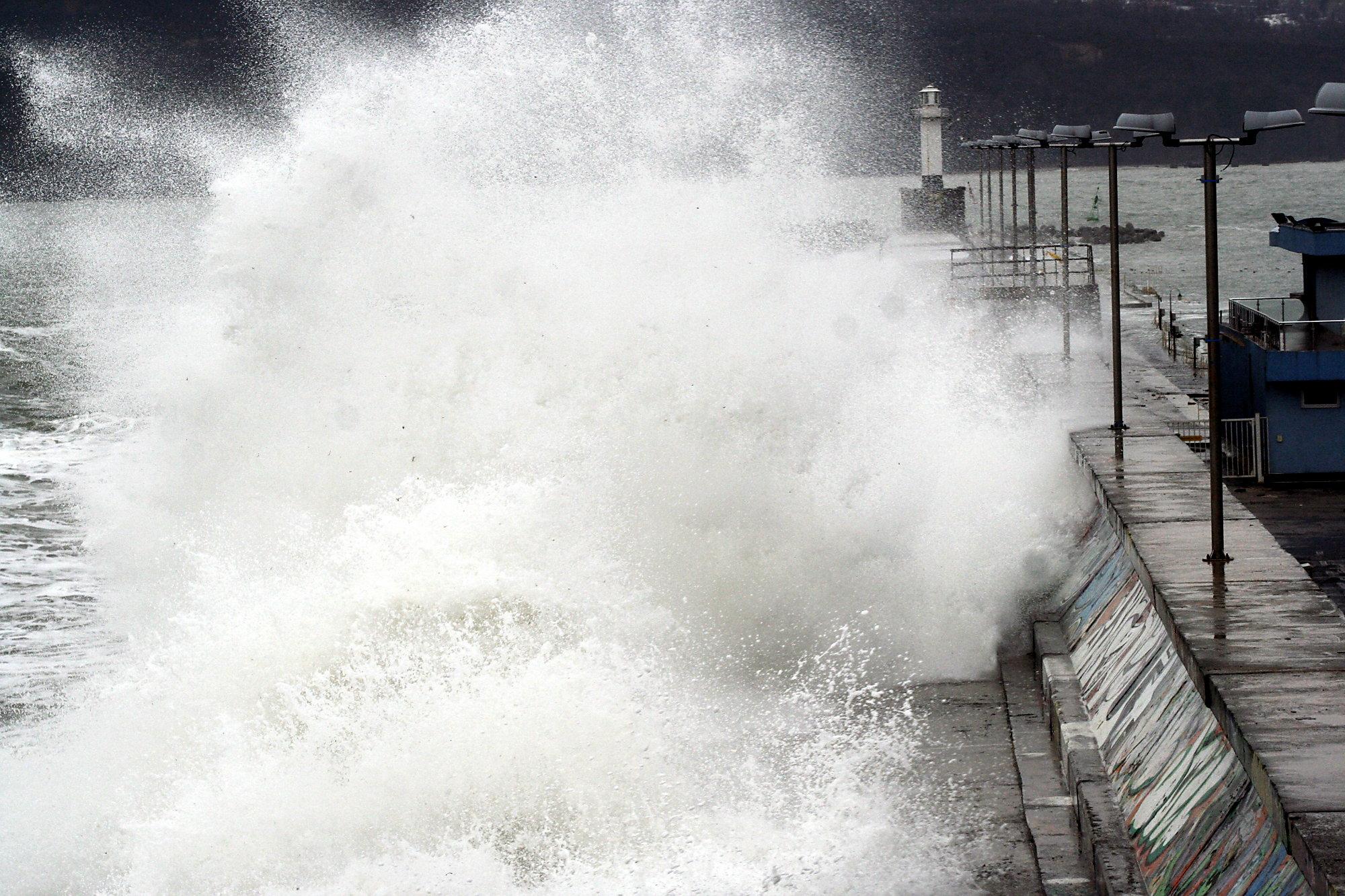 Варненското пристанище затвори заради силен вятър
