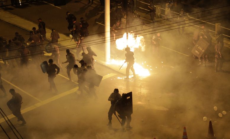 Демонстранти се биха с полицаи до стадион Маракана