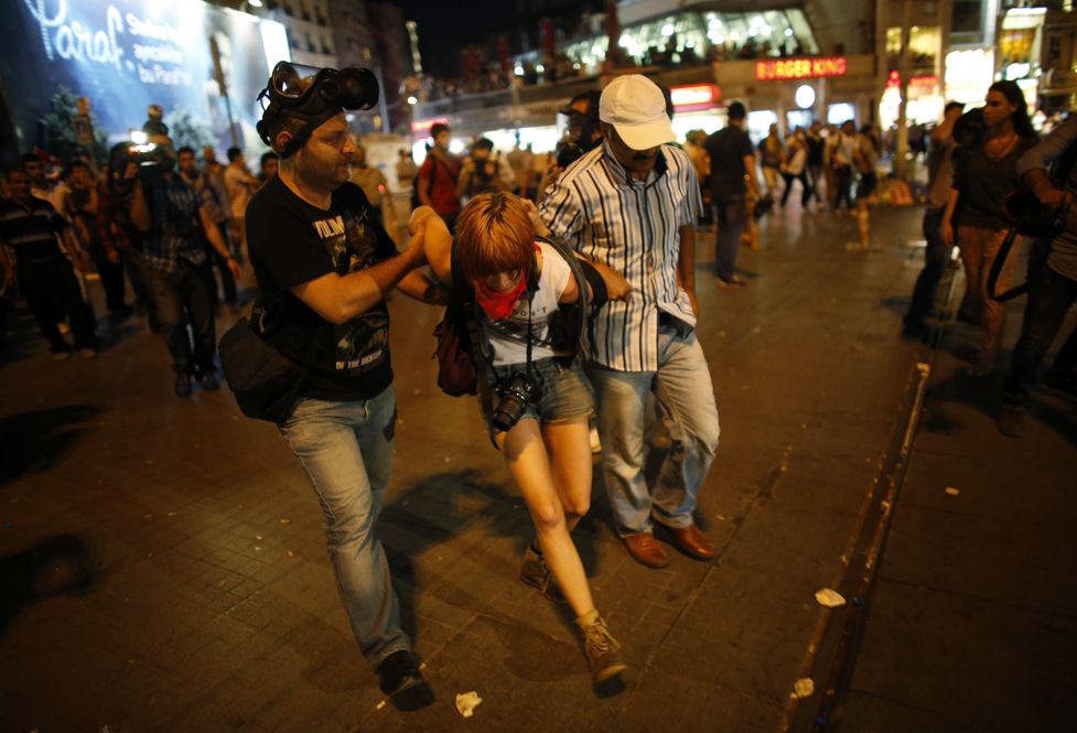 И в Турция се лее кръв! Десетки са пострадали при сблъсъци с полицията 