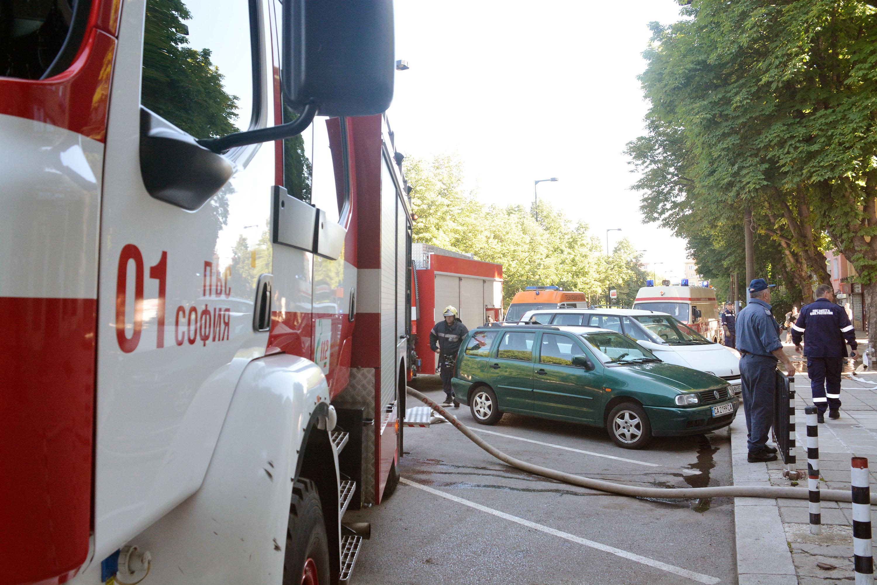 Пожар в центъра на София вдигна огнеборците на крак (СНИМКИ)