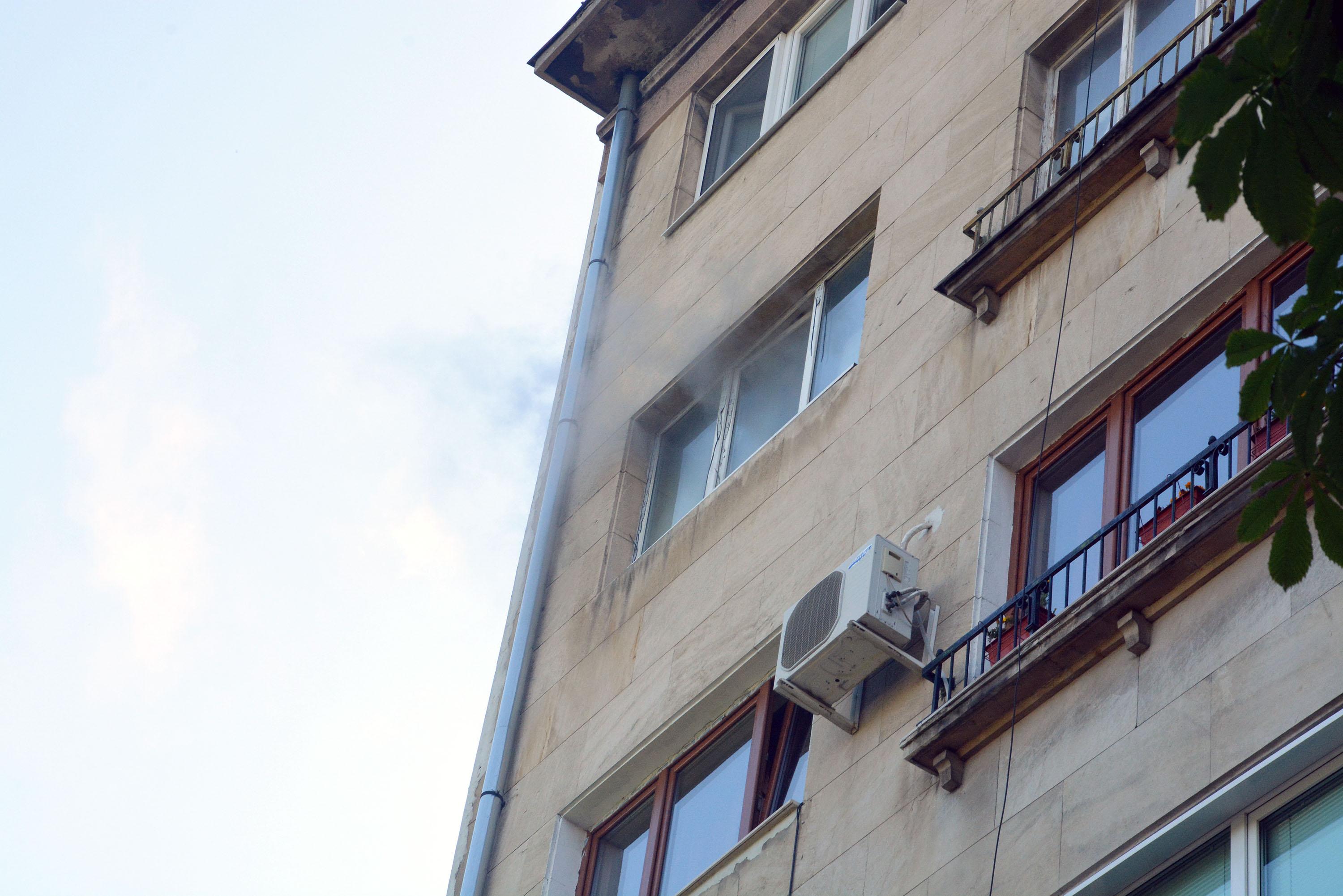 Пожар в центъра на София вдигна огнеборците на крак (СНИМКИ)