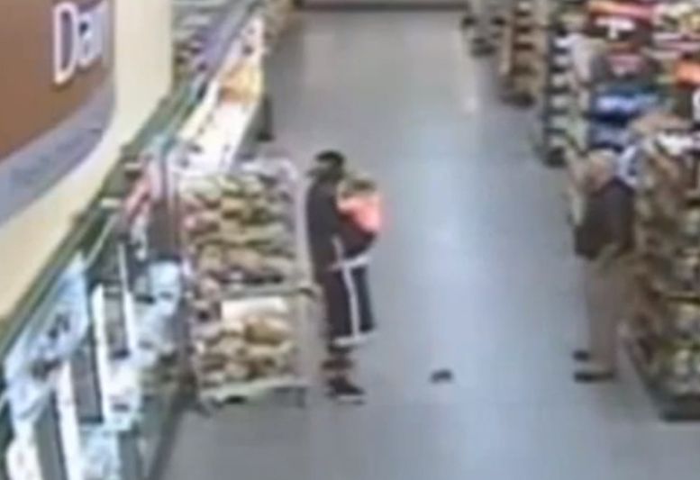 Полицай застреля психопат, взел за заложник бебе с нож в магазин (ВИДЕО)