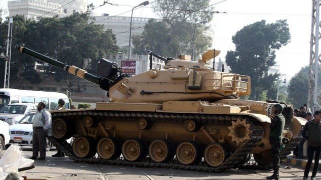 Военните в Египет изкараха танковете