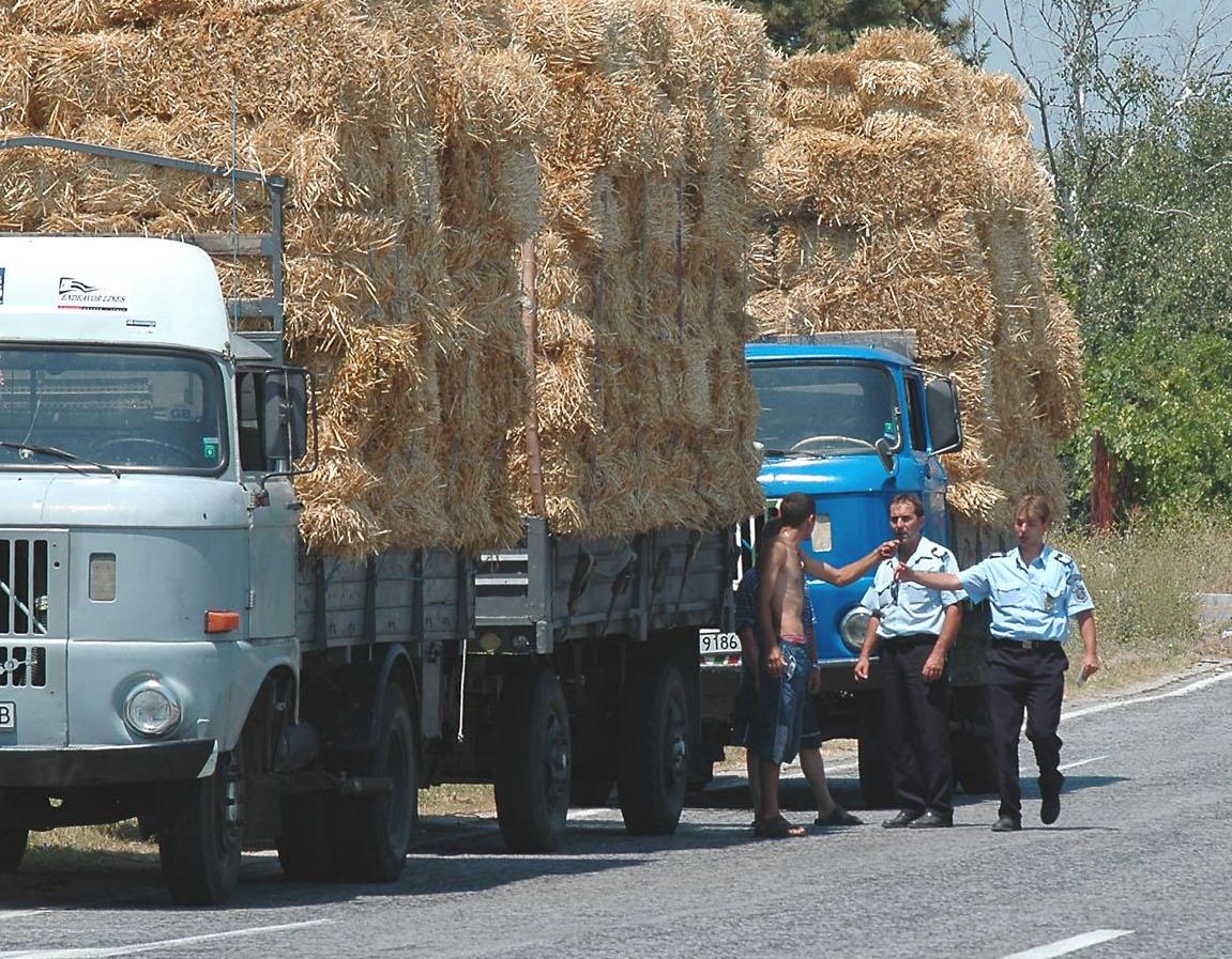Камион, натоварен със сено, смаза 35-годишен пред очите на родителите му 