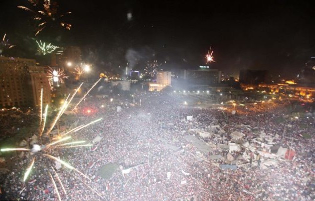 Гледайте на живо в БЛИЦ: Десетки хиляди празнуват с лазери и фойерверки рестарта на революцията в Египет (ВИДЕО)