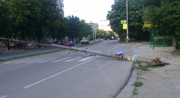 Тролейбусен стълб рухна върху пешеходна пътека 
