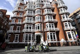 „Бръмбарче“ слухтяло Джулиан Асанж в  посолството на Еквадор в Лондон