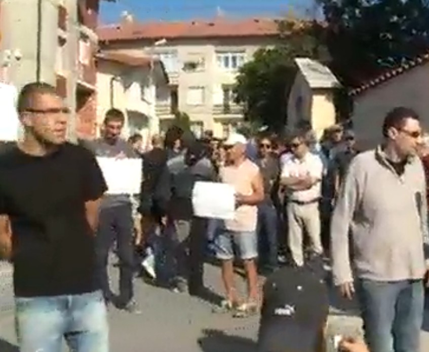Протестиращи донесоха кафе да разбудят Борисов