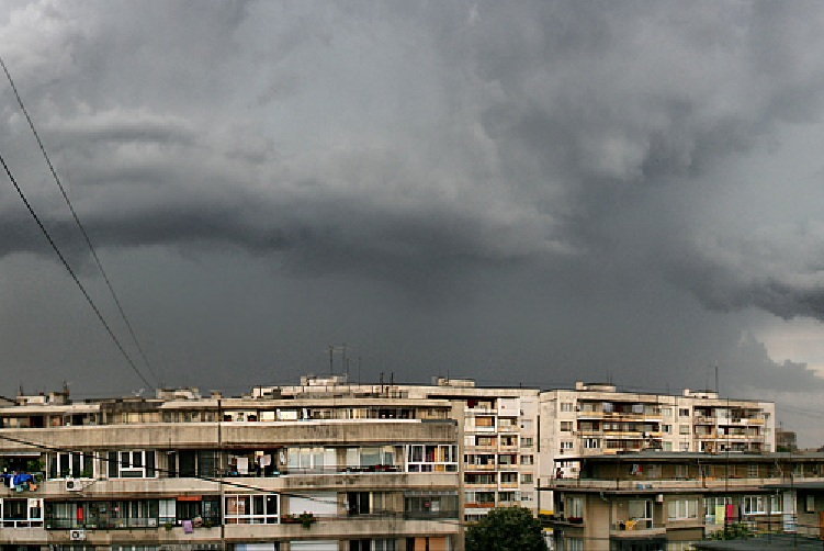 Ураган и градушка засипаха Пловдив