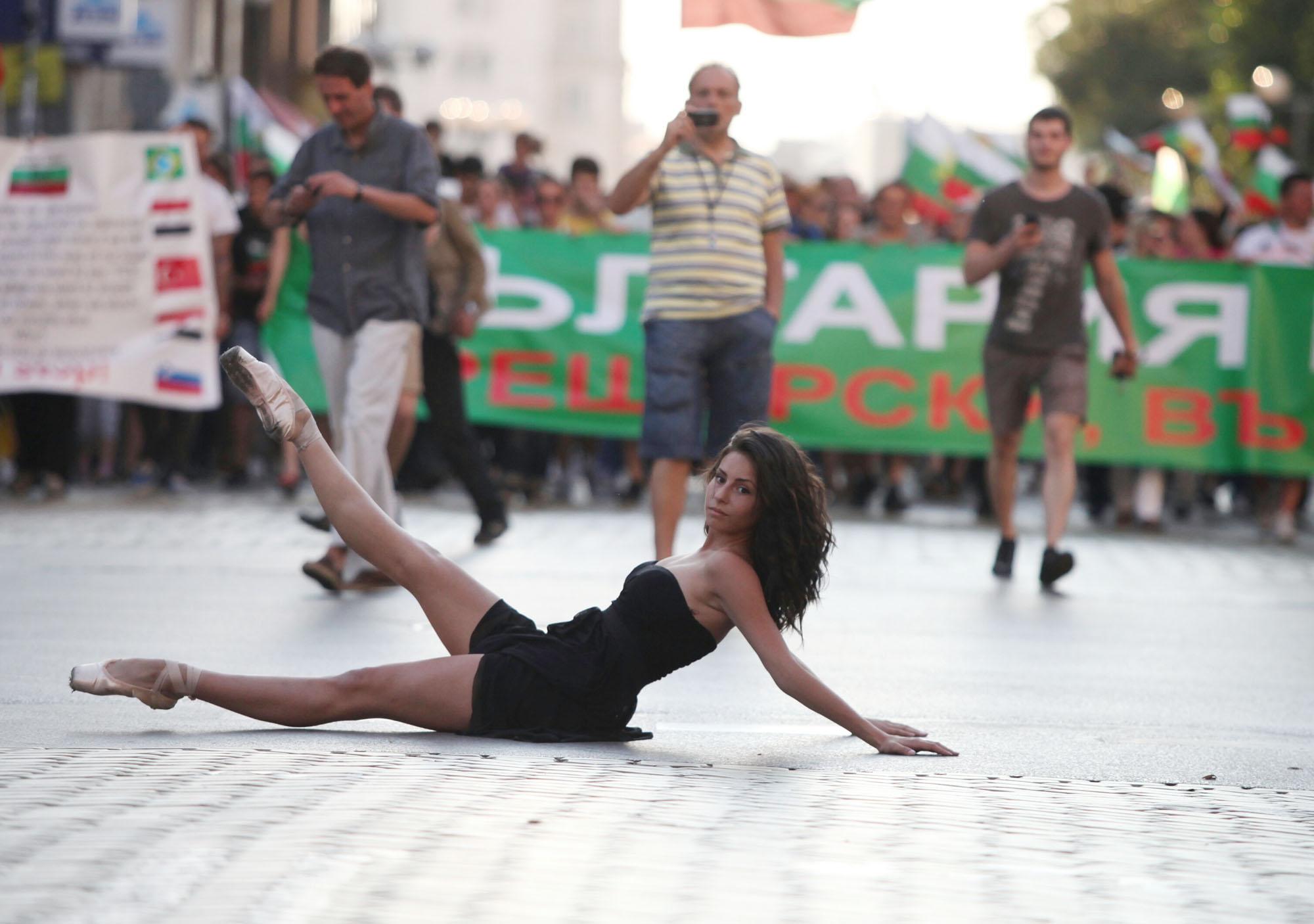 Черна балерина, загубено дете и блокаж на “Цариградско шосе” белязаха 24-я ден на протестите в София