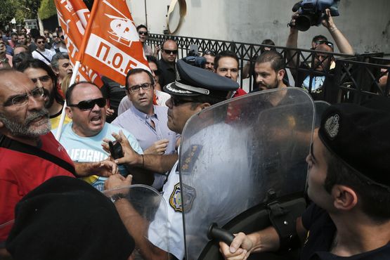 Демонстранти разбиха главата на кмета на Атина