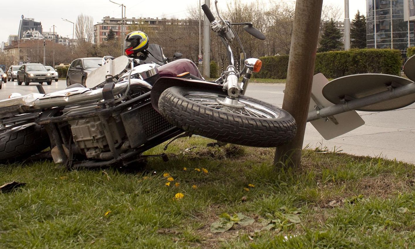 Моторист остана без крак след удар в крайпътен знак 