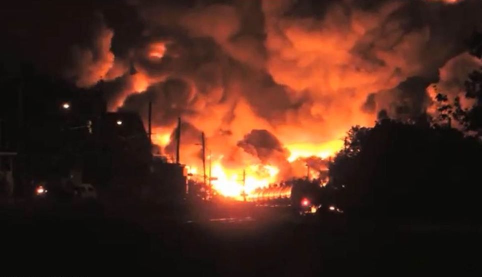 Очевидец на адския взрив в Канада: Центърът на града бе потопен в море от огън за секунди (СНИМКИ)