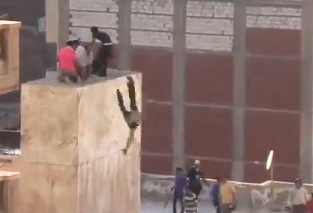 Ислямисти и фенове на „Ал Кайда“ хвърлиха момче от 6 метра и го пребиха до смърт (ВИДЕО 18+)