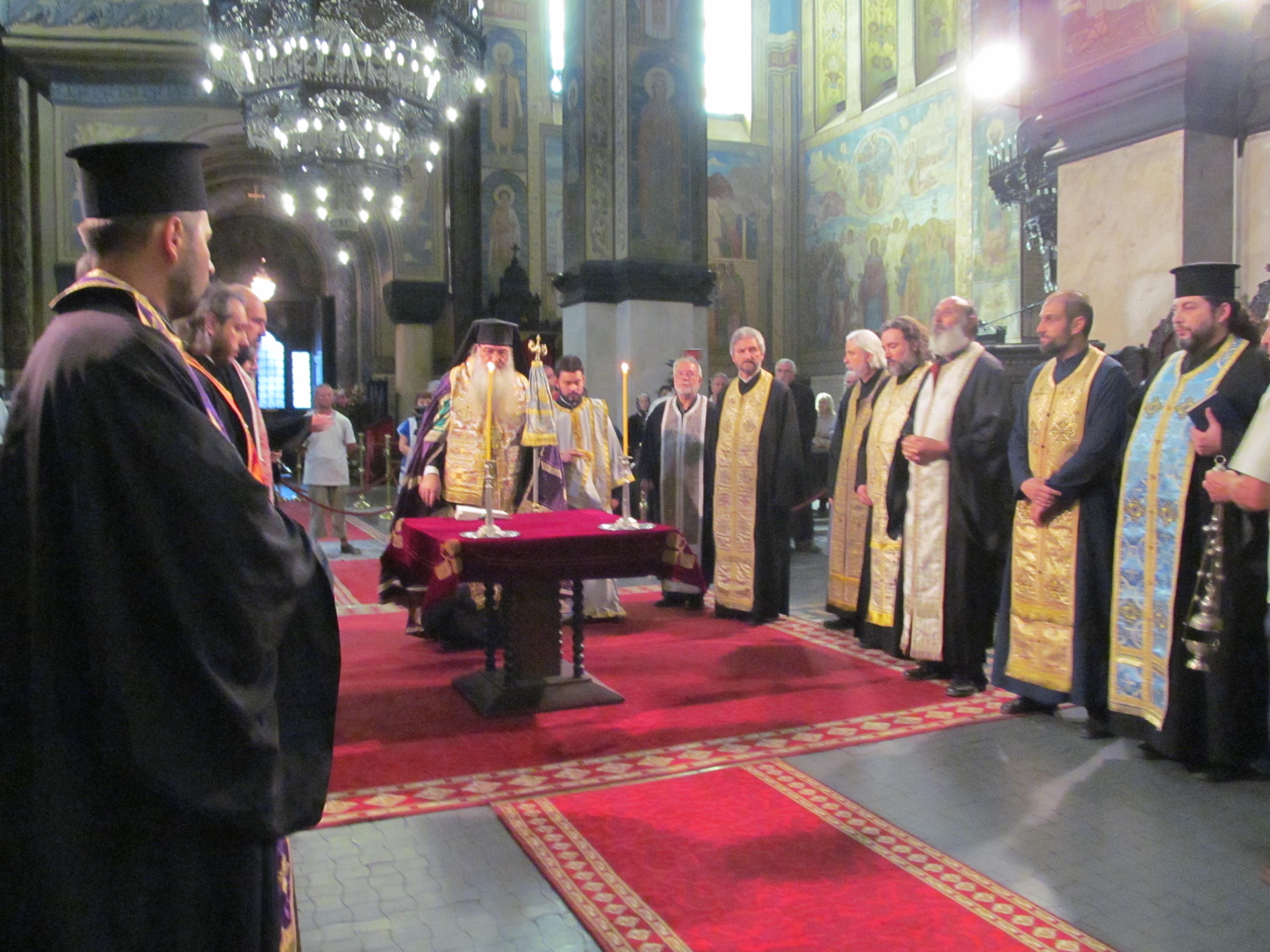 БЛИЦ TV: Със Света литургия ще започне прощаването с митрополит Кирил