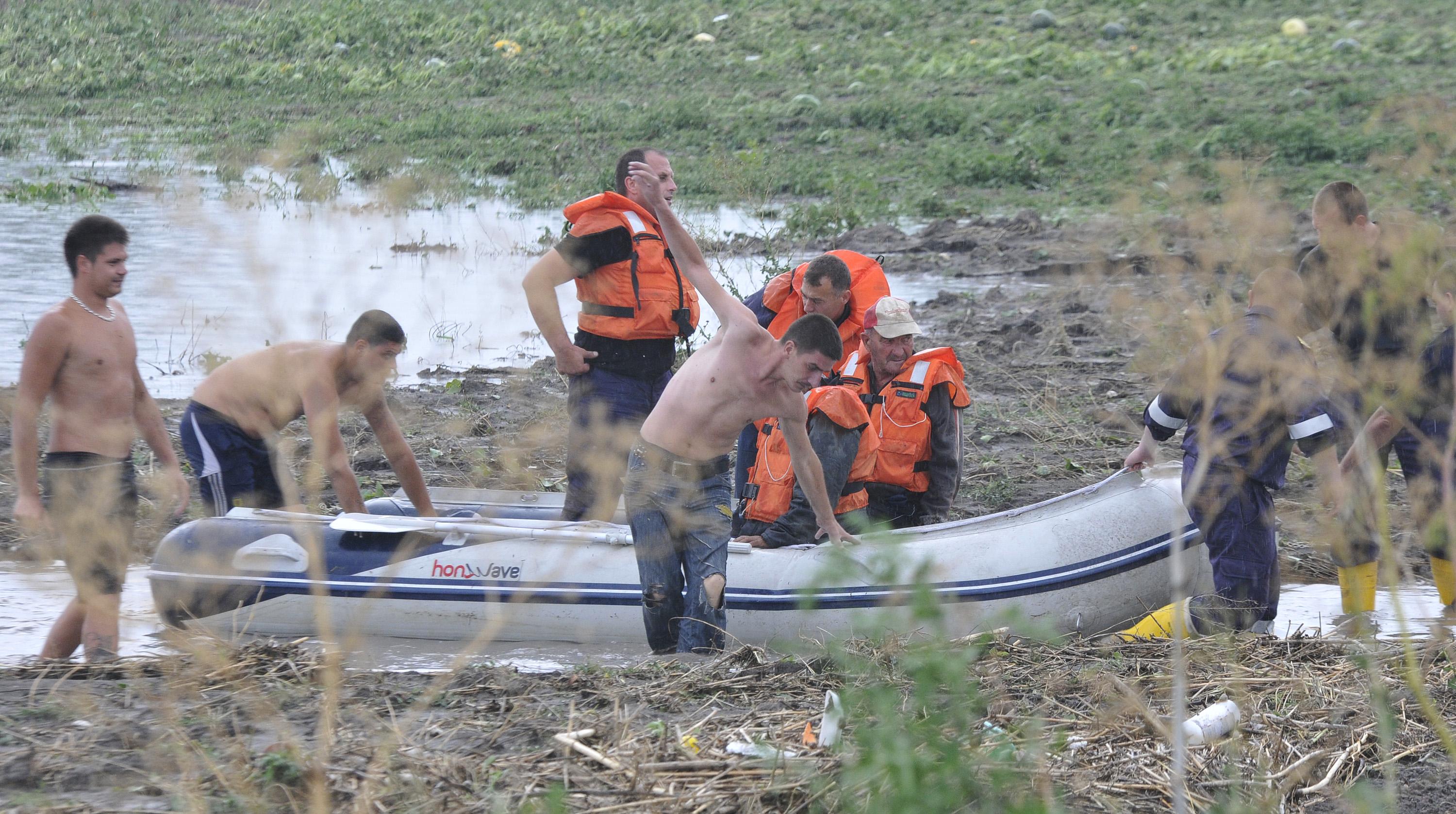 Спасиха с лодка двама възрастни от потопа в Димитровград