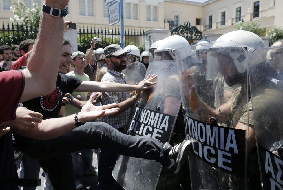 Хиляди държавни служители протестираха срещу съкращенията в Гърция