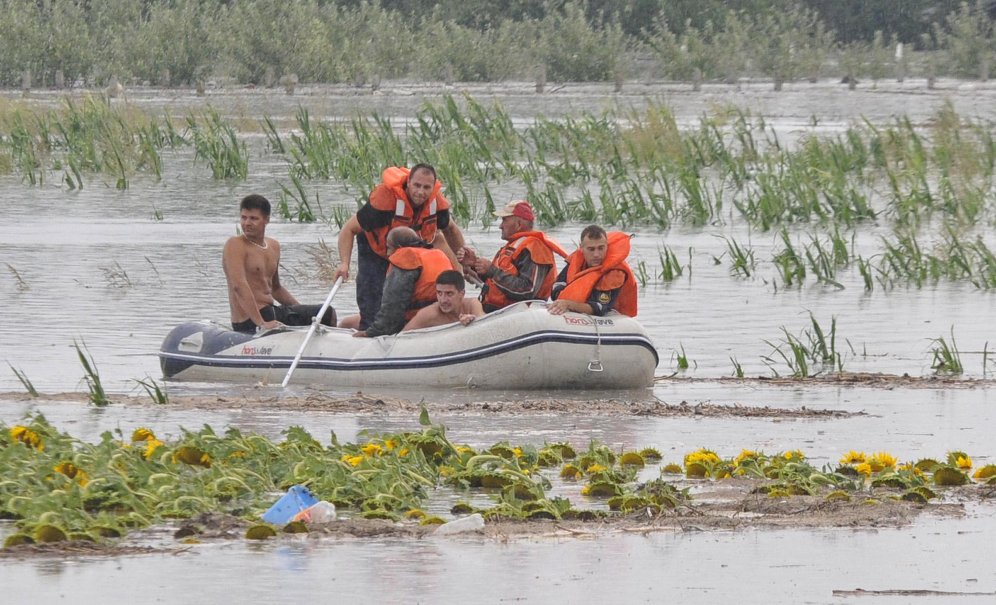 Спасиха с лодка двама възрастни от потопа в Димитровград