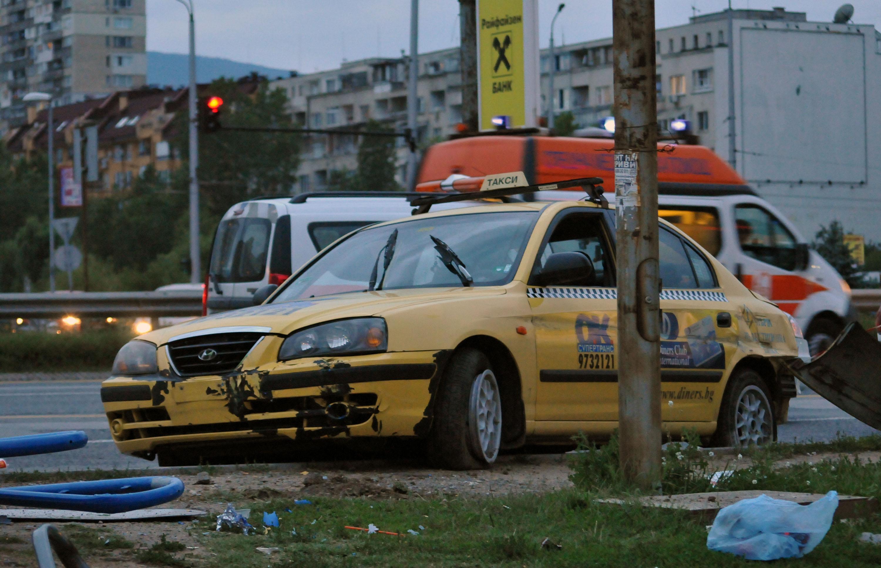 Първо в БЛИЦ: Такси се вряза в спирка на градския транспорт в столицата, има ранени